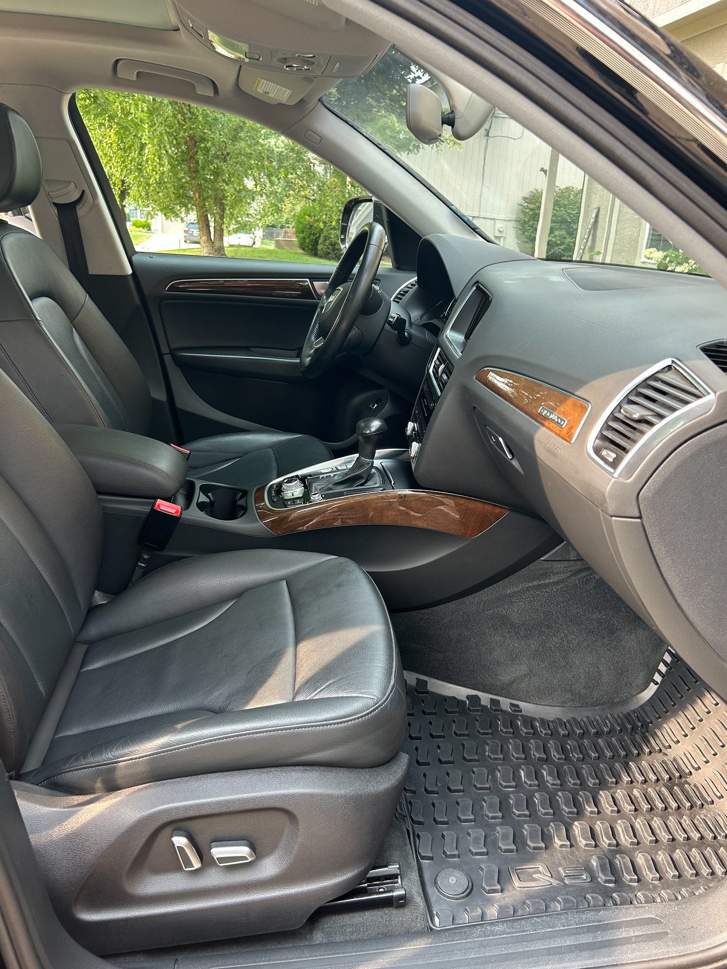 Audi Q5 front cabin after detailing