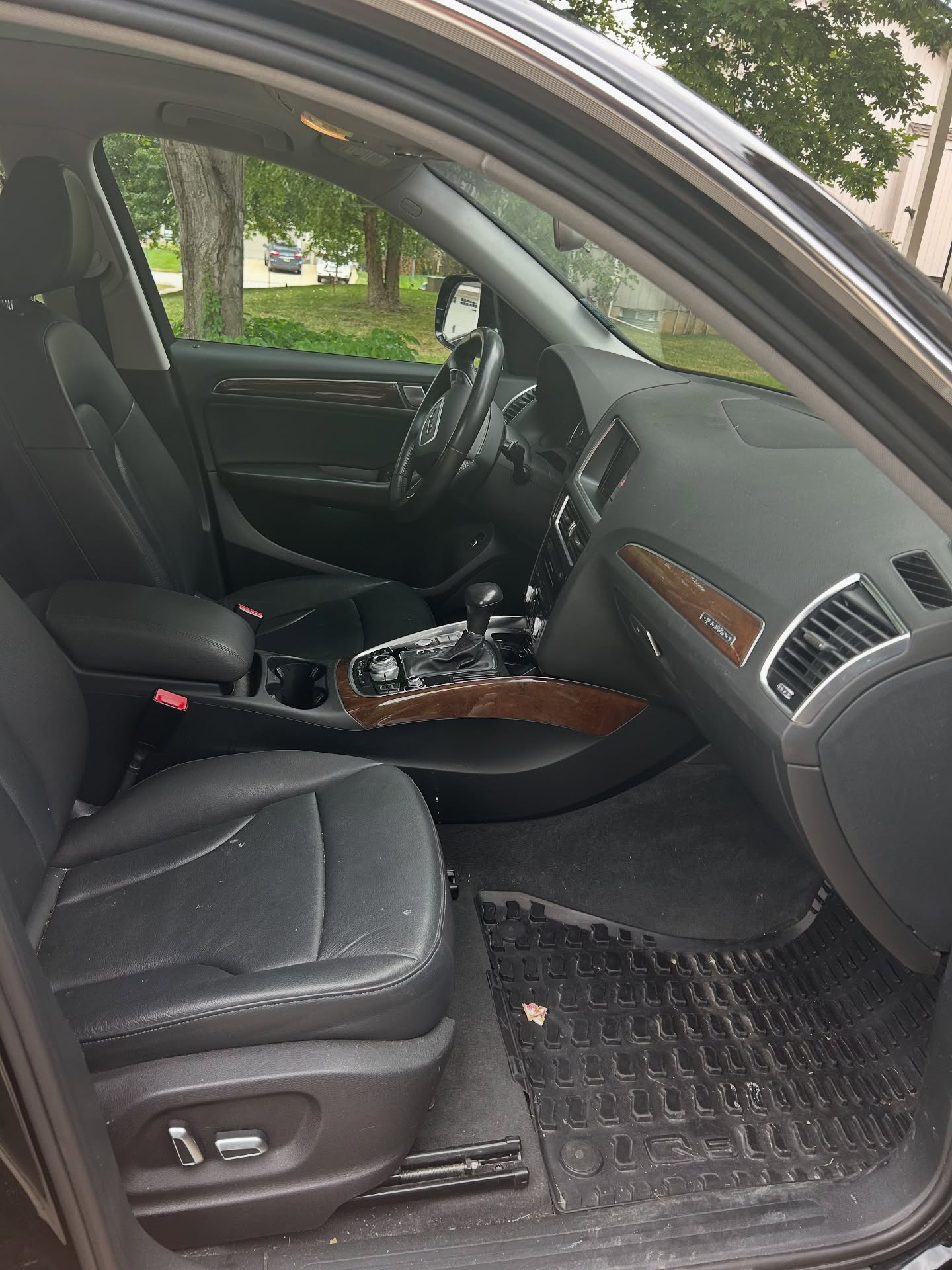 Audi Q5 front cabin before detailing